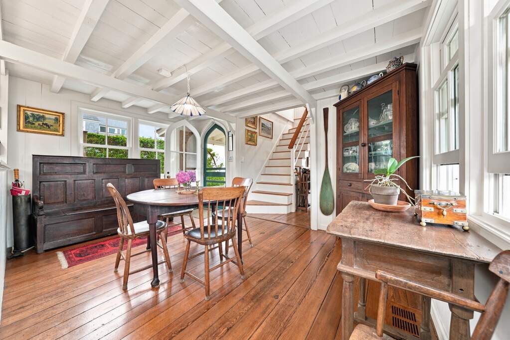 6 Bedroom Single Family Home/House's Image 7