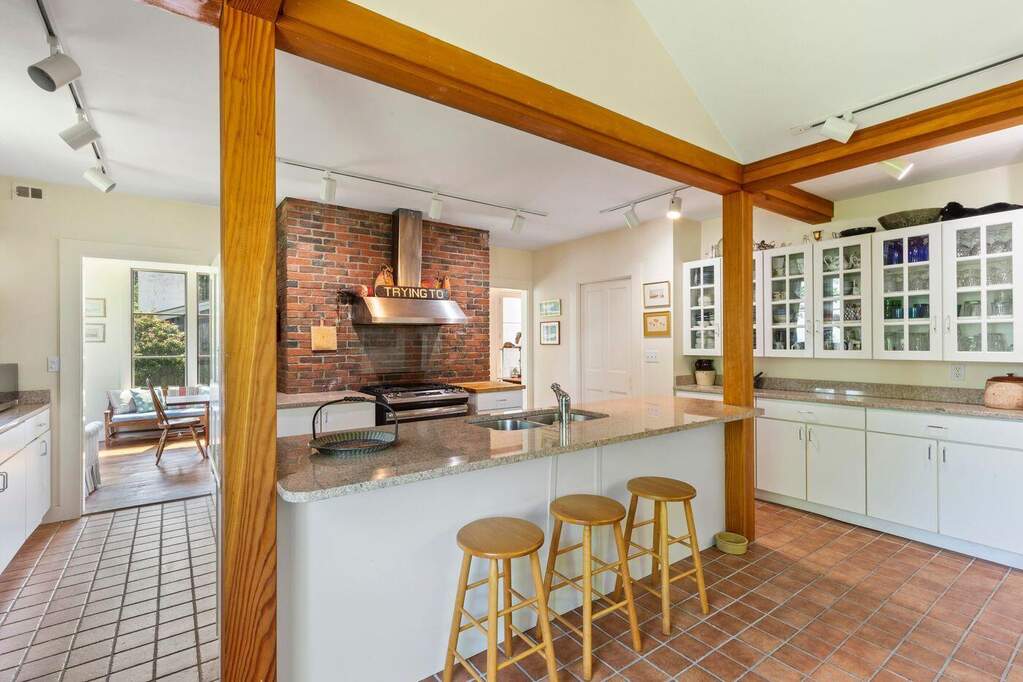 6 Bedroom Single Family Home/House's Image 7