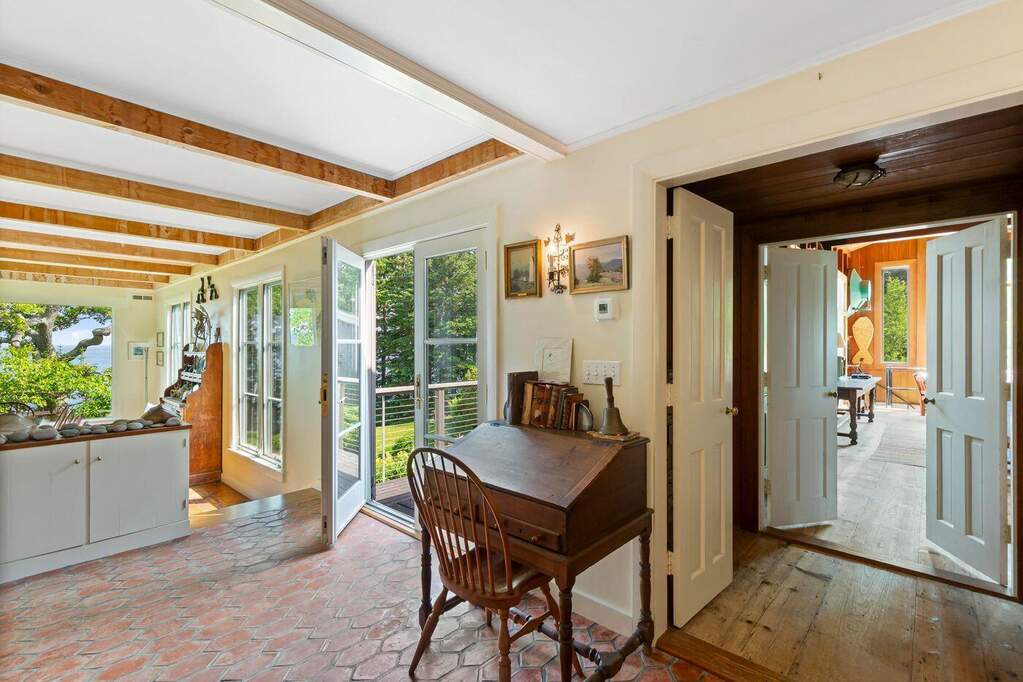 6 Bedroom Single Family Home/House's Image 13