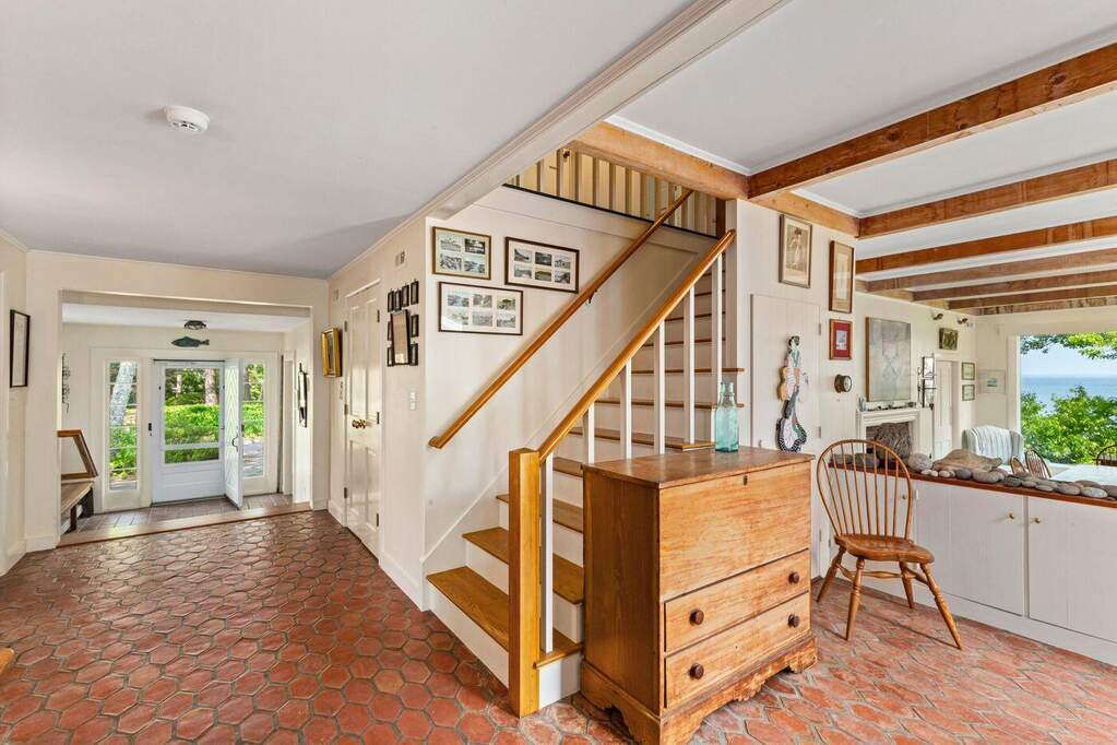 6 Bedroom Single Family Home/House's Image 14