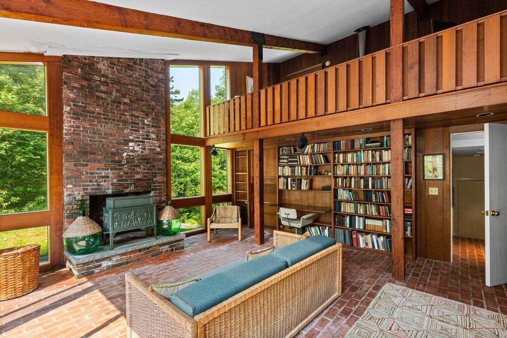 6 Bedroom Single Family Home/House's Image 20
