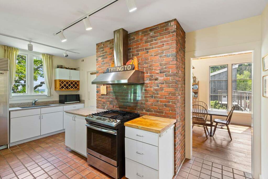 6 Bedroom Single Family Home/House's Image 4
