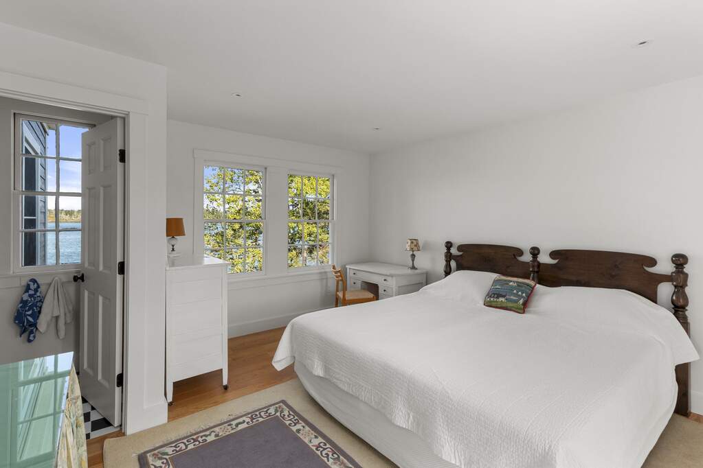 7 Bedroom Single Family Home/House's Image 7