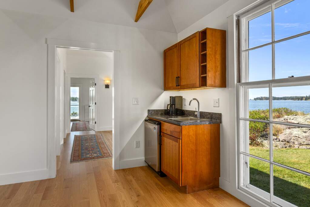 7 Bedroom Single Family Home/House's Image 14