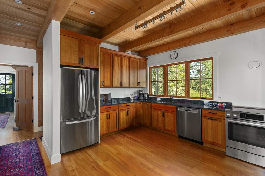 7 Bedroom Single Family Home/House's Image 25