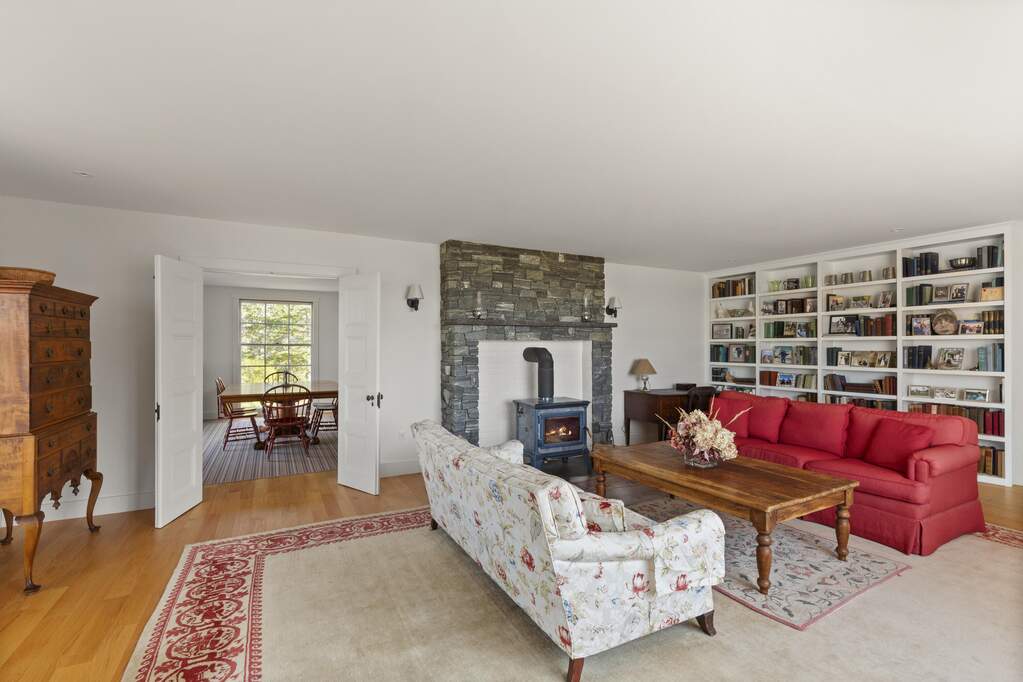 7 Bedroom Single Family Home/House's Image 3