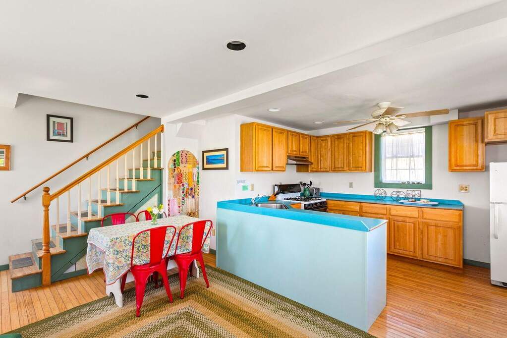 7 Bedroom Single Family Home/House's Image 4