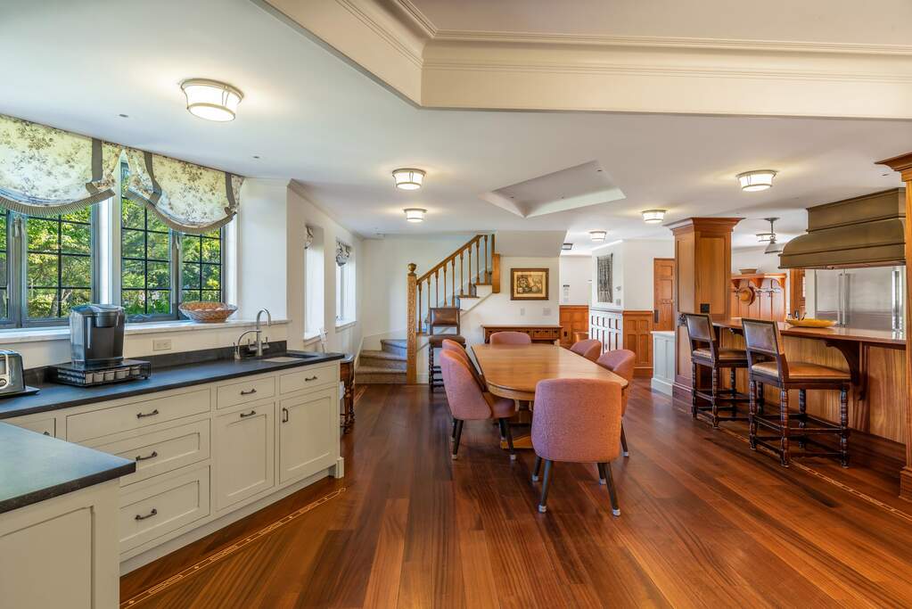 6 Bedroom Single Family Home/House's Image 8
