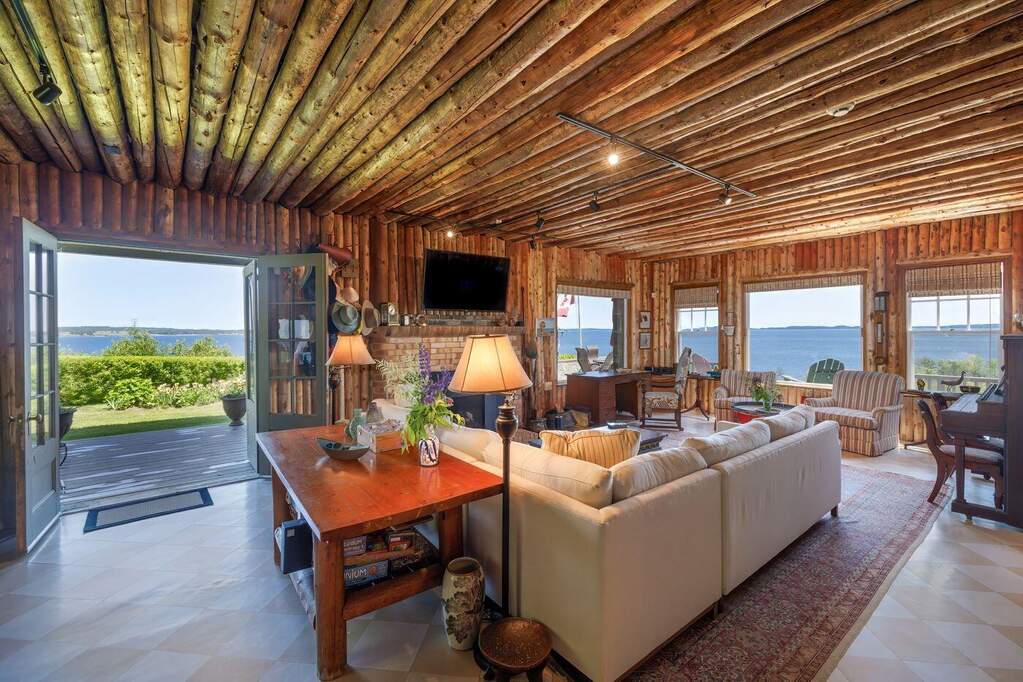 7 Bedroom Single Family Home/House's Image 10