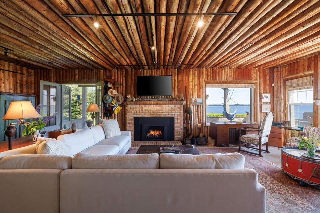 7 Bedroom Single Family Home/House's Image 11