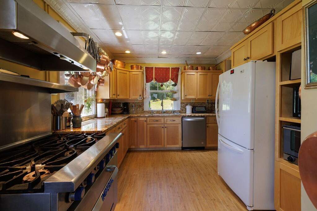 7 Bedroom Single Family Home/House's Image 13