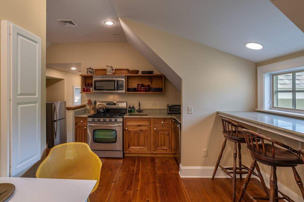 6 Bedroom Single Family Home/House's Image 21