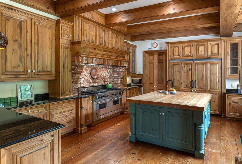 6 Bedroom Single Family Home/House's Image 4