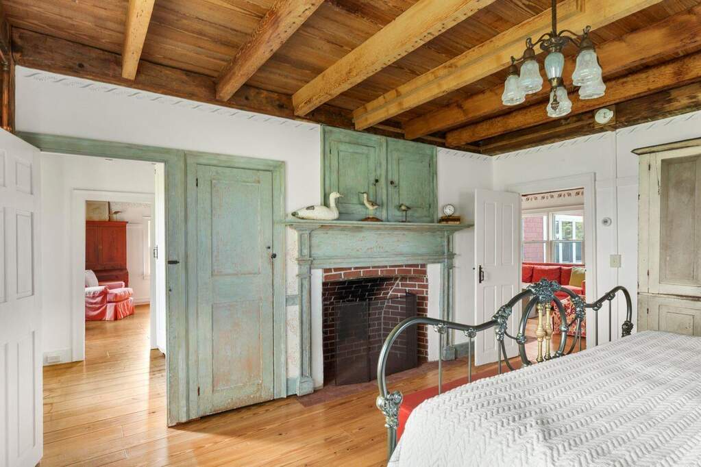 10 Bedroom Single Family Home/House's Image 10