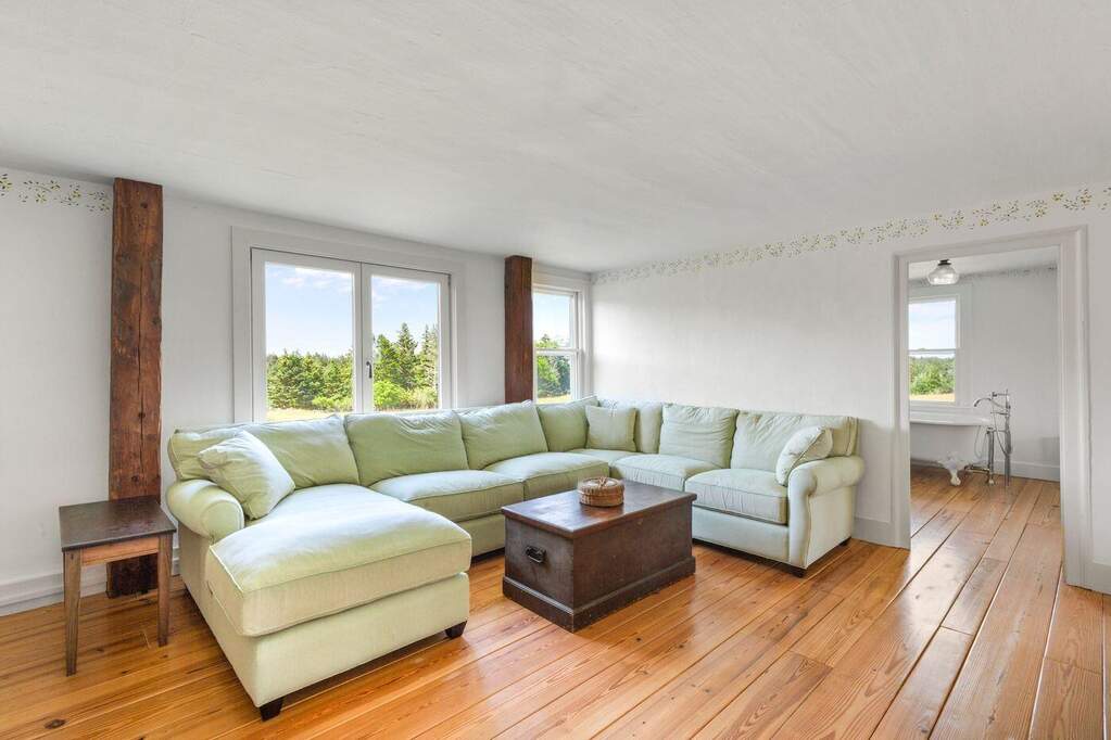 10 Bedroom Single Family Home/House's Image 15