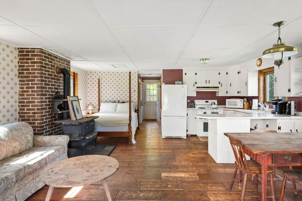 10 Bedroom Single Family Home/House's Image 22