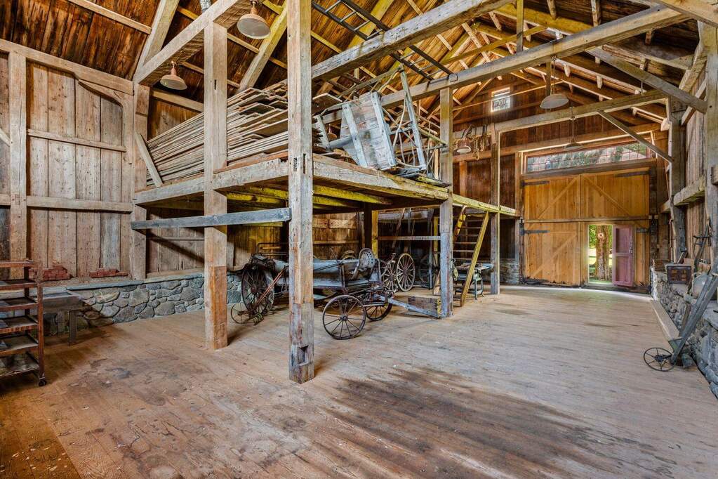 10 Bedroom Single Family Home/House's Image 26