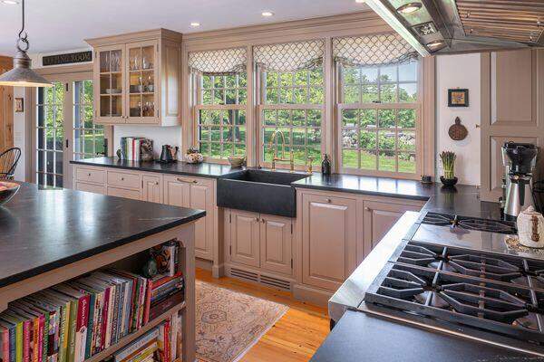 5 Bedroom Single Family Home/House's Image 7