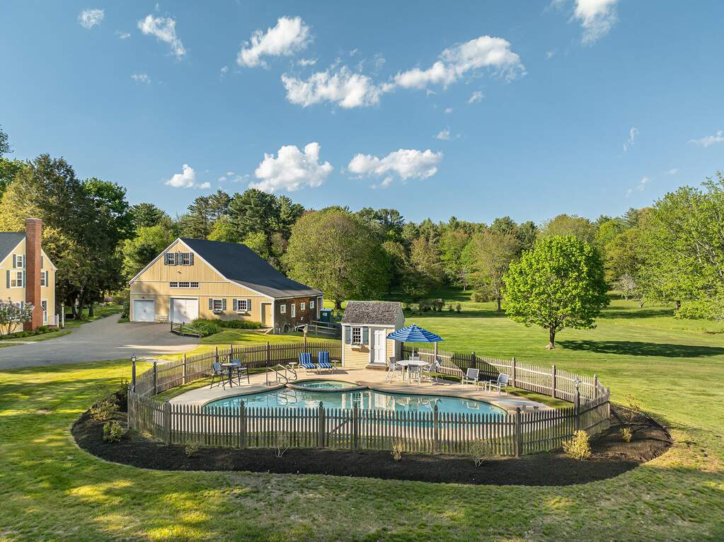 7 Bedroom Single Family Home/House's Image 4