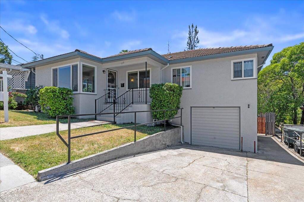 112 College Way photo