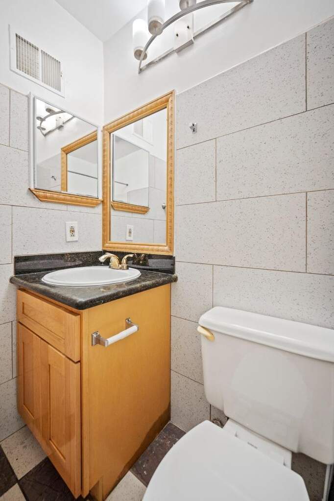 441 W Macarthur Boulevard #4, Oakland, CA 94609
