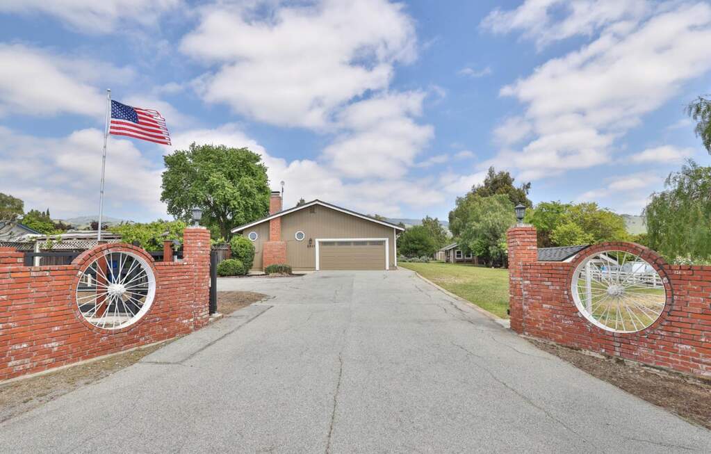 2017 Gypsy Avenue photo