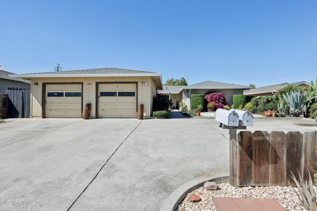 880 Apricot Lane photo