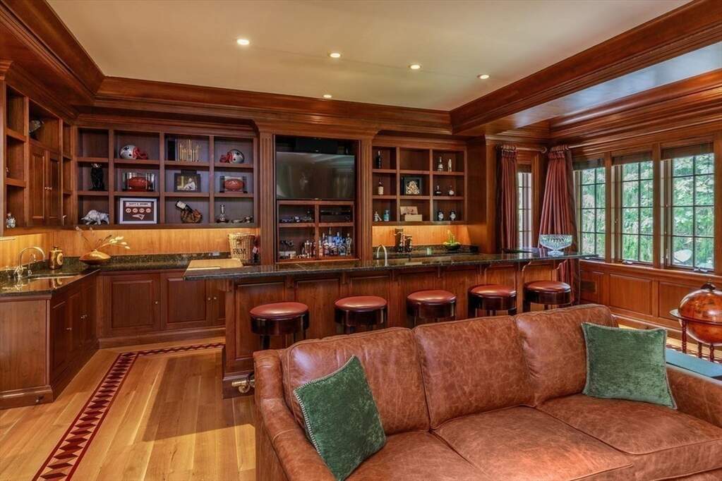 8 Bedroom Single Family Home/House's Image 8