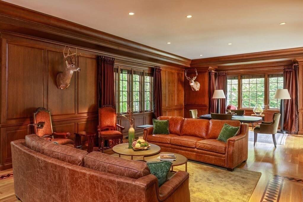 8 Bedroom Single Family Home/House's Image 9