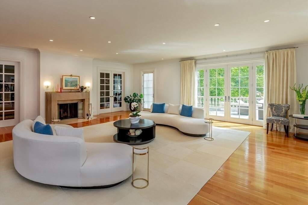 8 Bedroom Single Family Home/House's Image 10