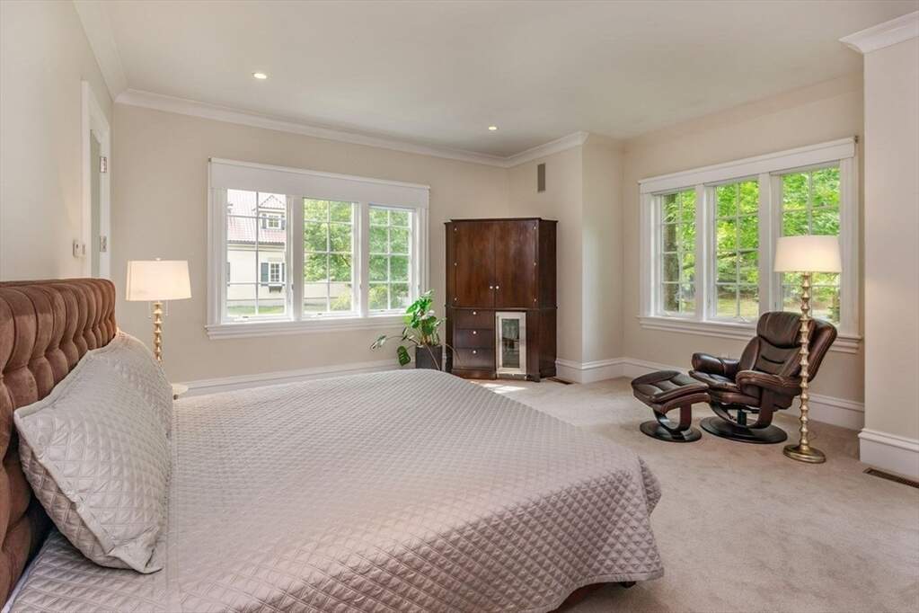 8 Bedroom Single Family Home/House's Image 11