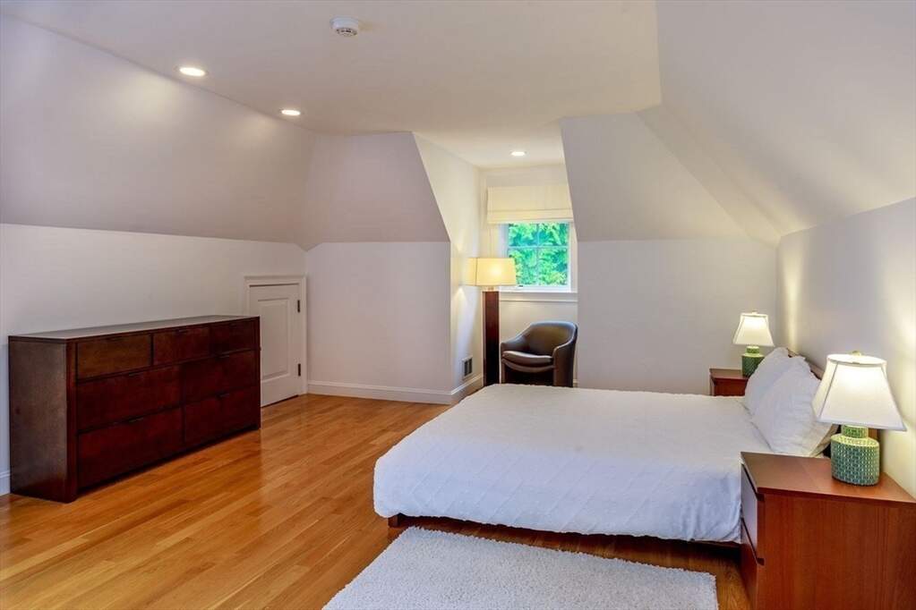 8 Bedroom Single Family Home/House's Image 31