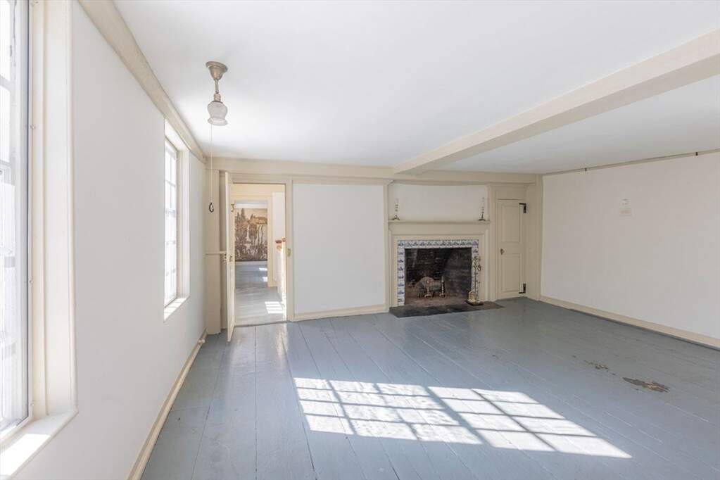 10 Bedroom Single Family Home/House's Image 20
