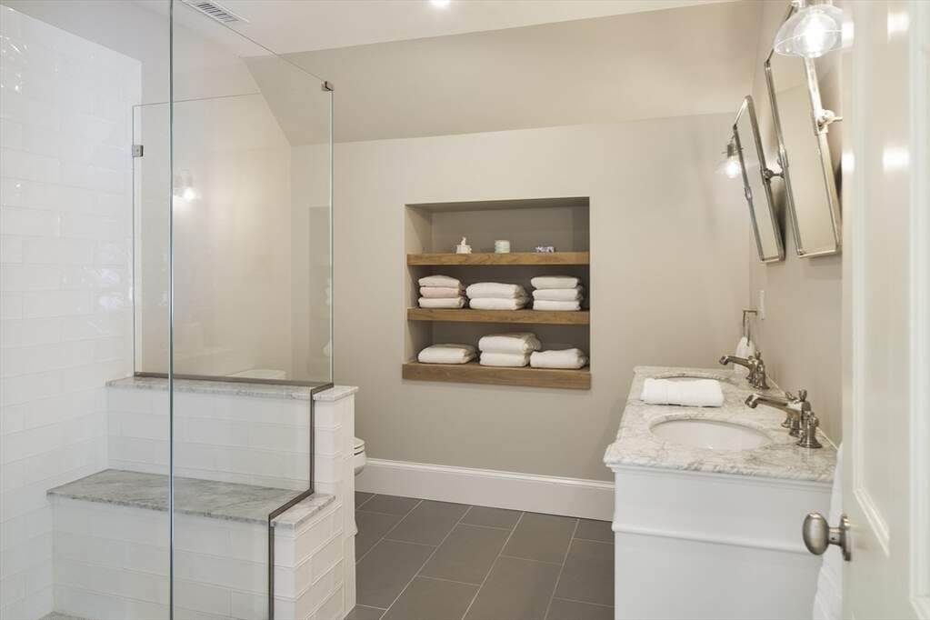 5 Bedroom Single Family Home/House's Image 27