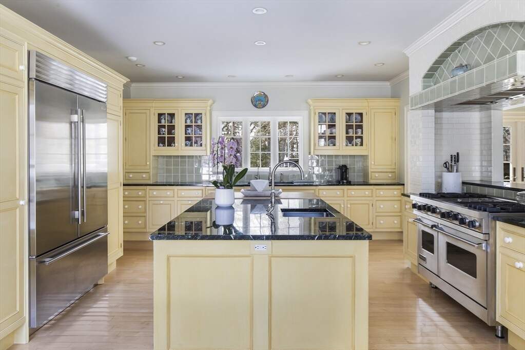5 Bedroom Single Family Home/House's Image 3