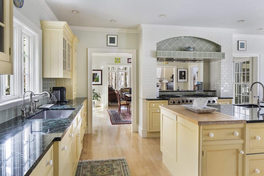 5 Bedroom Single Family Home/House's Image 4