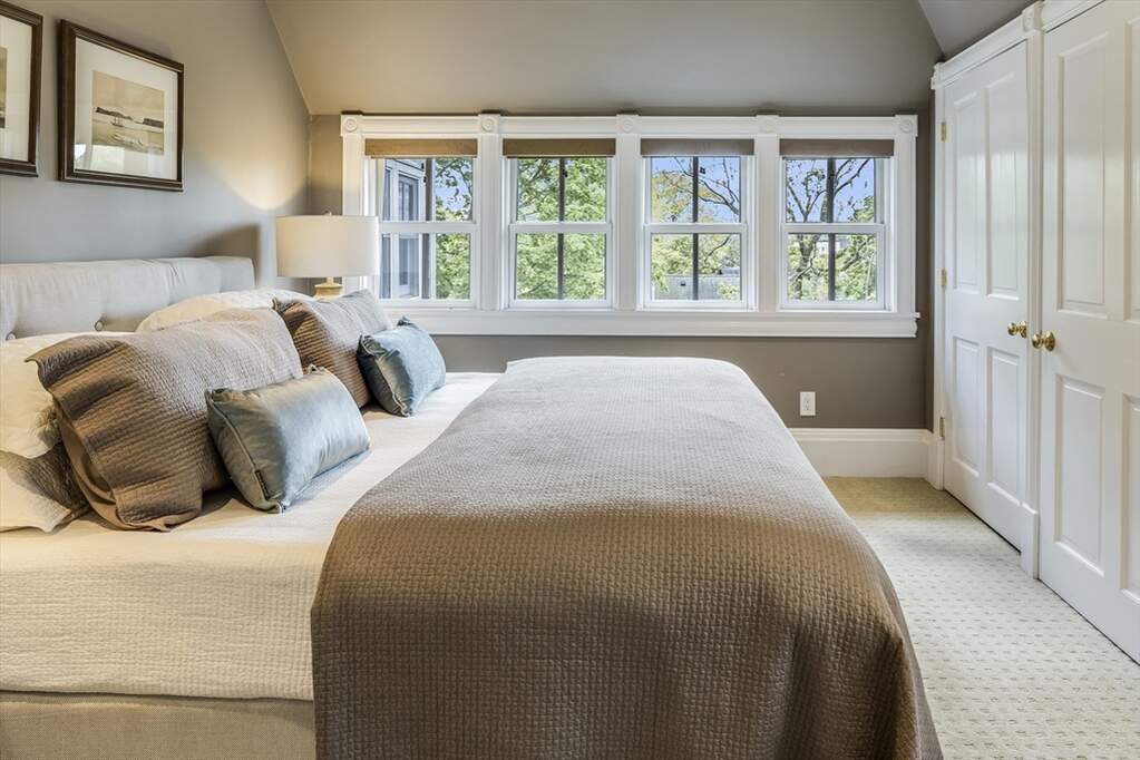 6 Bedroom Single Family Home/House's Image 13