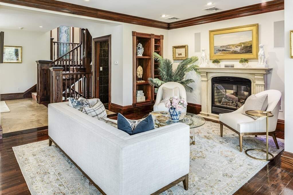 6 Bedroom Single Family Home/House's Image 3