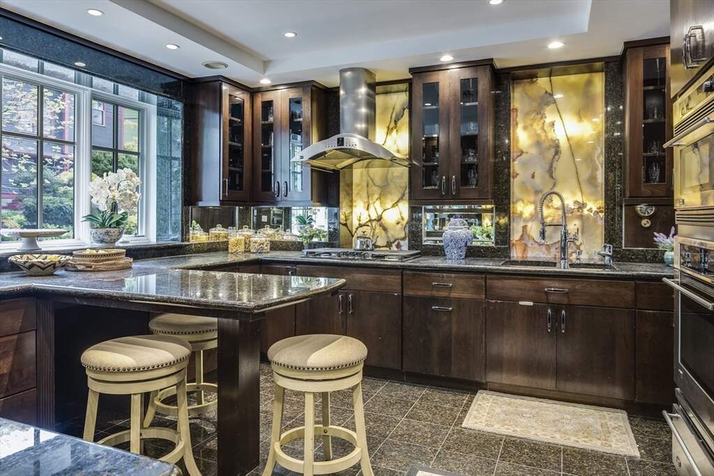 6 Bedroom Single Family Home/House's Image 4