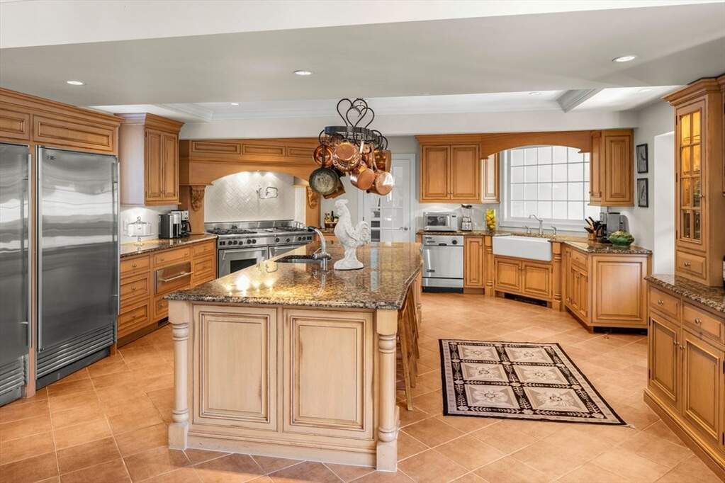 6 Bedroom Single Family Home/House's Image 10