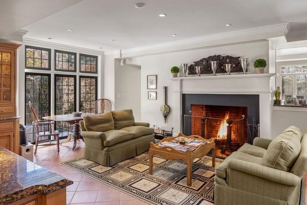 6 Bedroom Single Family Home/House's Image 11