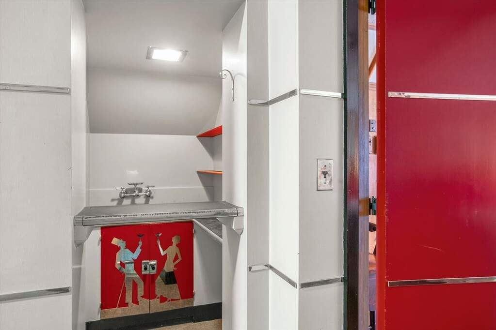 6 Bedroom Single Family Home/House's Image 25