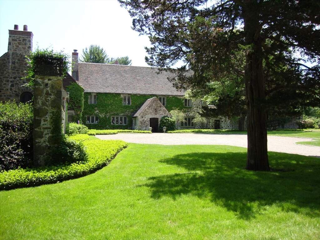 6 Bedroom Single Family Home/House's Image 3