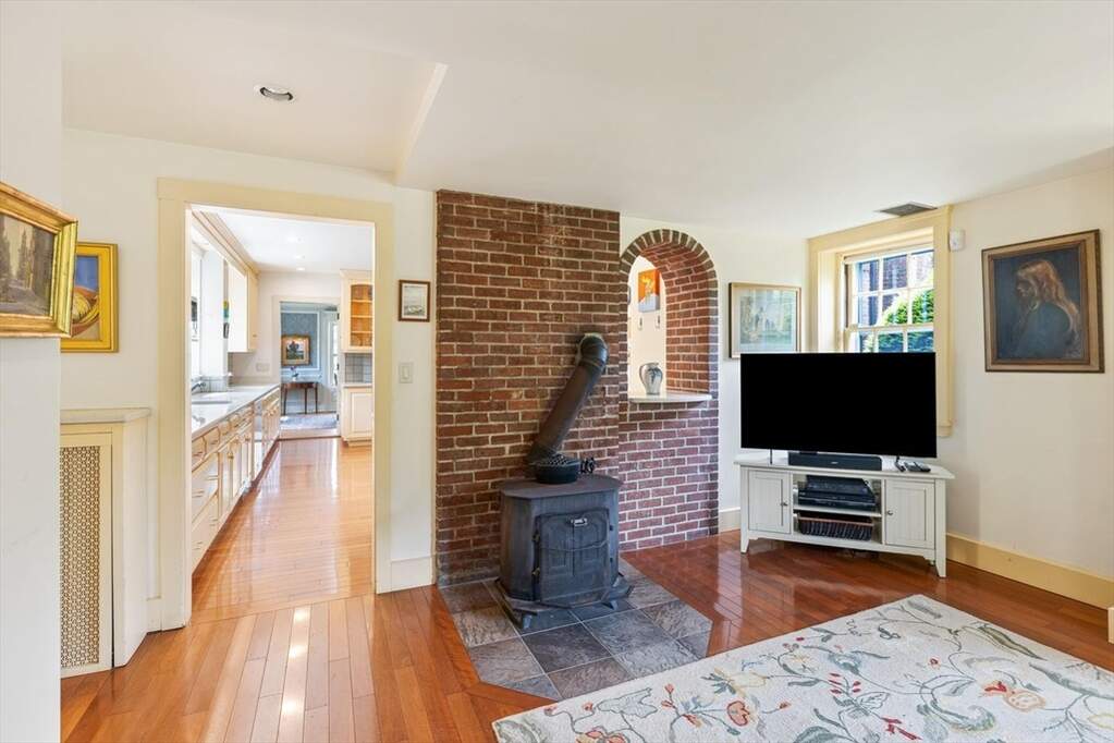 7 Bedroom Single Family Home/House's Image 25