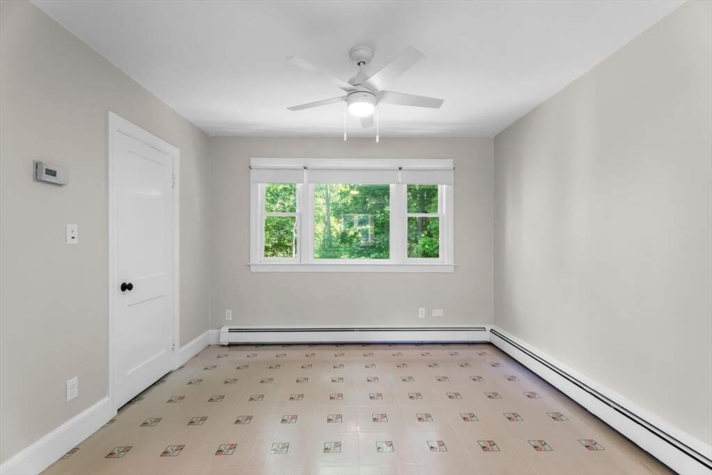 4 Bedroom Single Family Home/House's Image 9