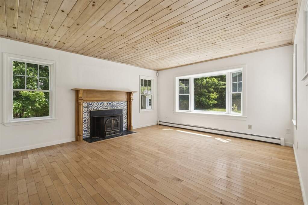 4 Bedroom Single Family Home/House's Image 7