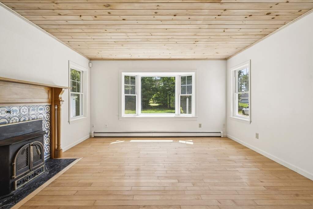 4 Bedroom Single Family Home/House's Image 9