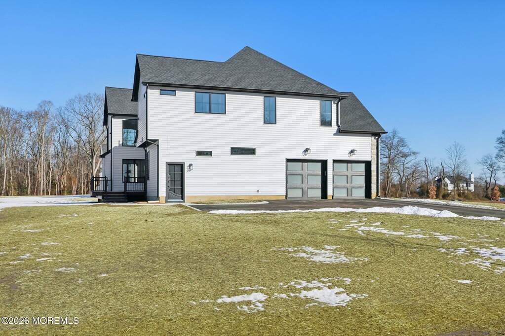 5 Bedroom Single Family Home/House's Image 3