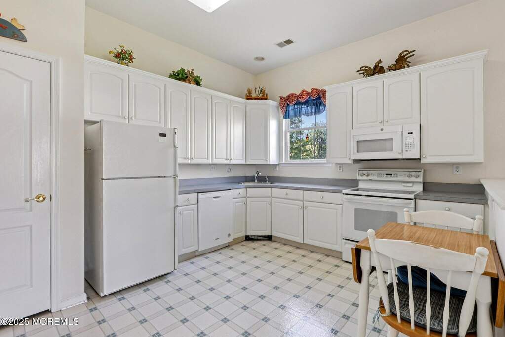 2 Bedroom Single Family Home/House's Image 8
