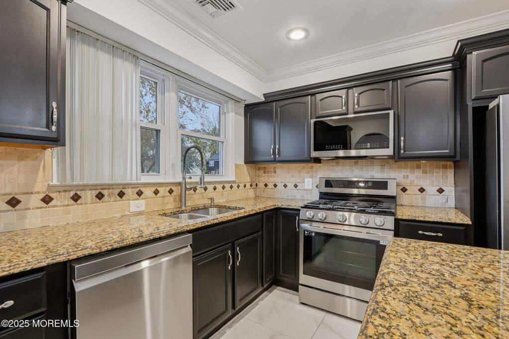3 Bedroom Single Family Home/House's Image 8